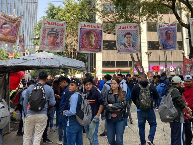 Padres de los normalistas de Ayotzinapa instalan campamento en Reforma