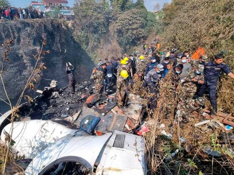 Difunden VIDEO que grabó un pasajero del avión de Nepal al estrellarse