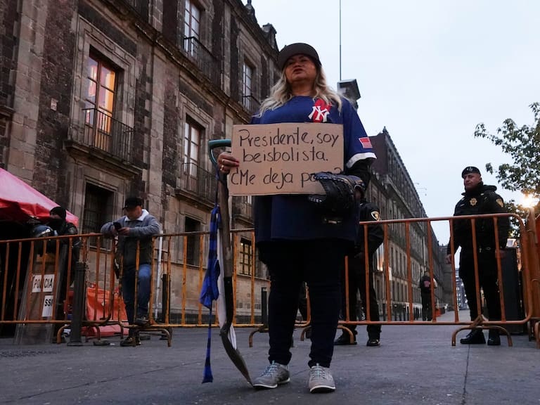 CIUDAD DE MÉXICO, 19MARZO2024.- La madre buscadora Ceci Patricia Flores (Sonora) acudió por segundo día consecutivo a las afueras de Palacio Nacional para hacer entrega de la pala con la que realiza las labores de búsqueda de personas desaparecidos, entre ellas sus dos hijos, y que el presidente sea quién se encargue de hacer la búsqueda.
FOTO: GALO CAÑAS/CUARTOSCURO.COM