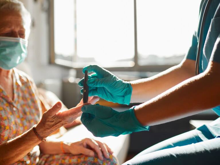 ¿Cómo cuidar a un paciente con diabetes que se infectó por COVID-19?
