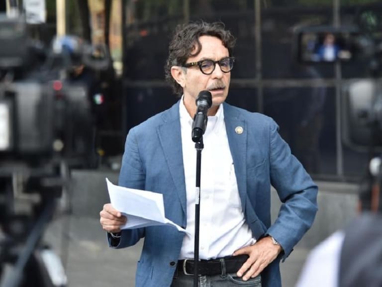 Quadri denuncia ante FGR al gobierno federal por contrato a médicos cubanos