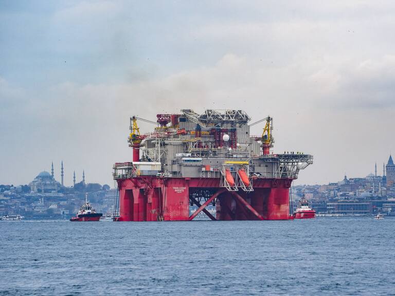 Reportan que 'supuestos' piratas robaron dos plataformas de petróleo en Campeche