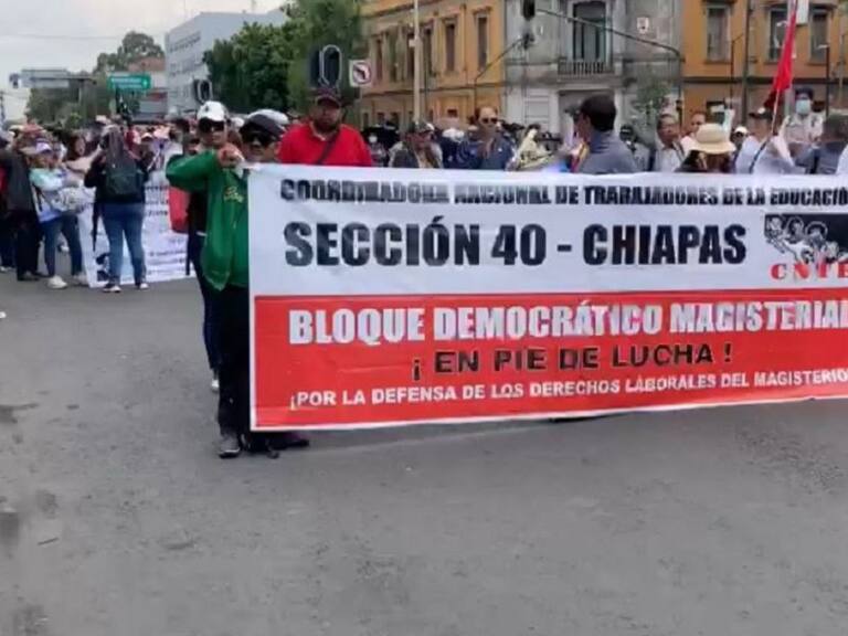 Marchan maestros, protestan en el Zócalo capitalino