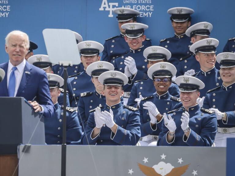 Joe Biden sufre caída en ceremonia de la Fuerza Aérea de EEUU | VIDEO