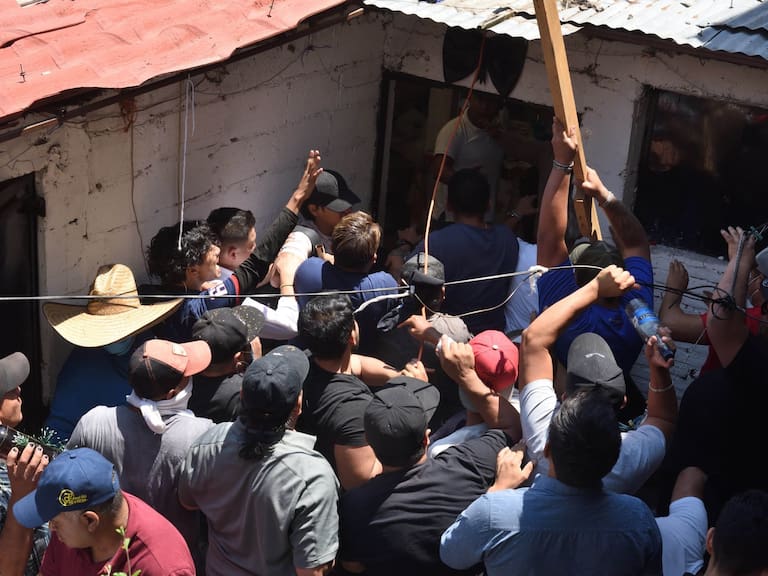 TAXCO, GUERRERO, 28MARZO2024.- Tras el secuestro y feminicidio de Camila, una menor de 8 años en la localidad de La Florida, vecinos interceptaron el convoy donde los presuntos responsables eran trasladados y fueron linchados por los pobladores. FOTO: CUARTOSCURO.COM