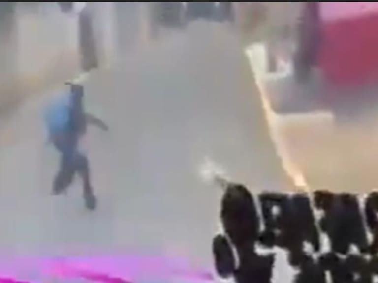 El menor corrió para intentar escapar del chofer y sus acompañantes, que le pedían subir a la unidad de transporte público.