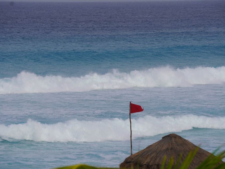 CANCÚN, QUINTANA ROO, 04JULIO2024.- A pesar de que las autoridades han pedido a paseantes ya no acercare a las playas, esto ante la inminente entrada del huracán Beryl, aun se observan a turistas divirtiéndose en las aguas turquesas de este destino turístico. El gobierno que encabeza Mara Lezama han pedido que a partir de las cinco de la tarde todas las personas busquen refugio. FOTO: ELIZABETH RUIZ/CUARTOSCURO.COM