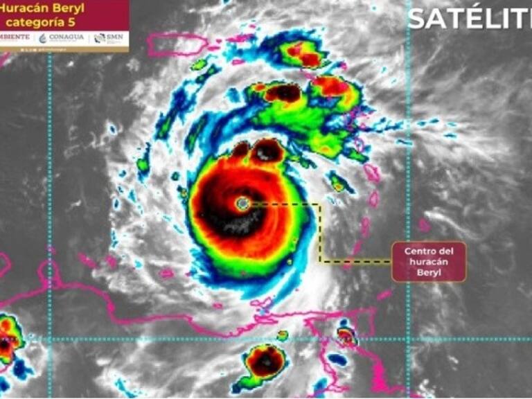El huracán "Beryl" avanza sobre el Mar Caribe hacia las costas de Quintana Roo.