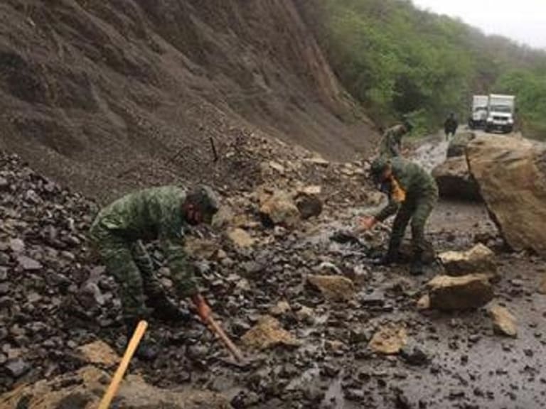 SEMAR y la SEDENA apoyan a población en riesgo por tormenta Cristóbal